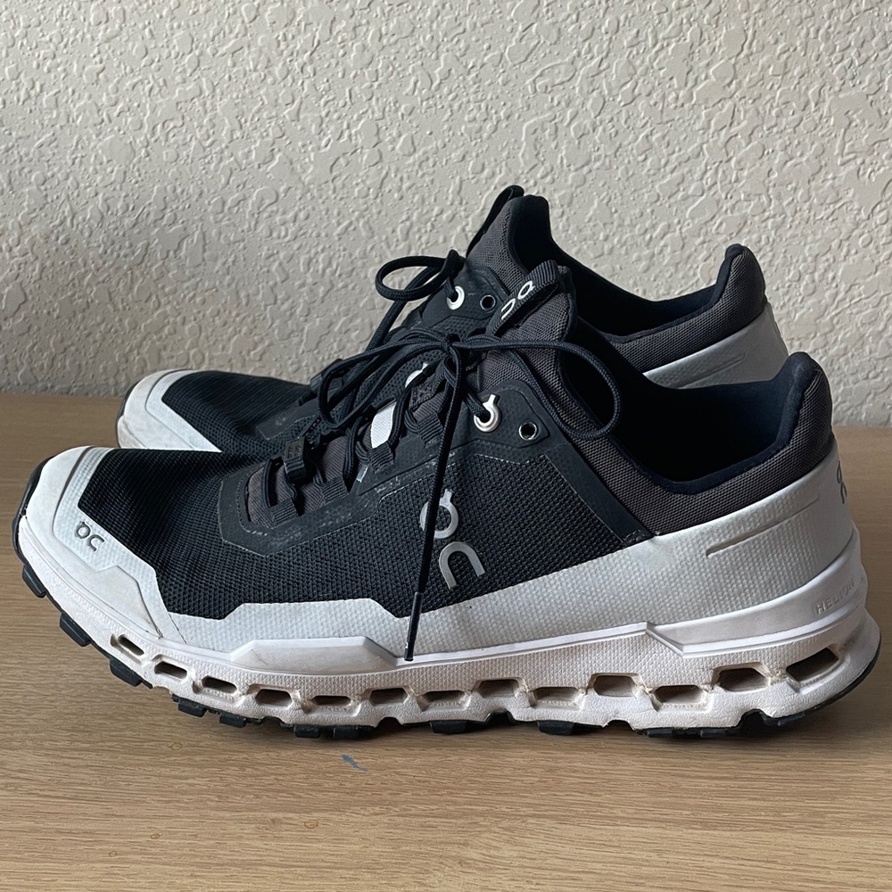 On Running Men's Black and White Cloudventure Athletic Shoes size 10.5